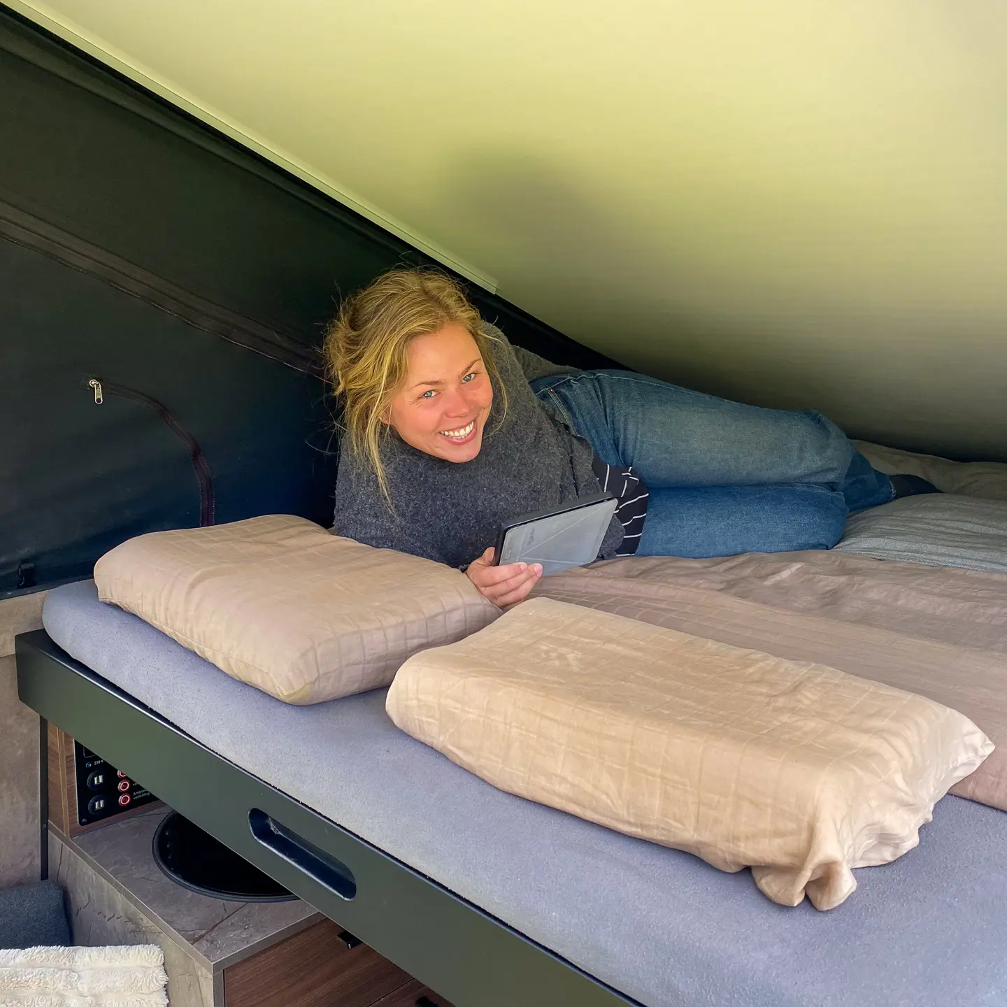Comfortabel vast bed in de Land Roamer Pioneer camper