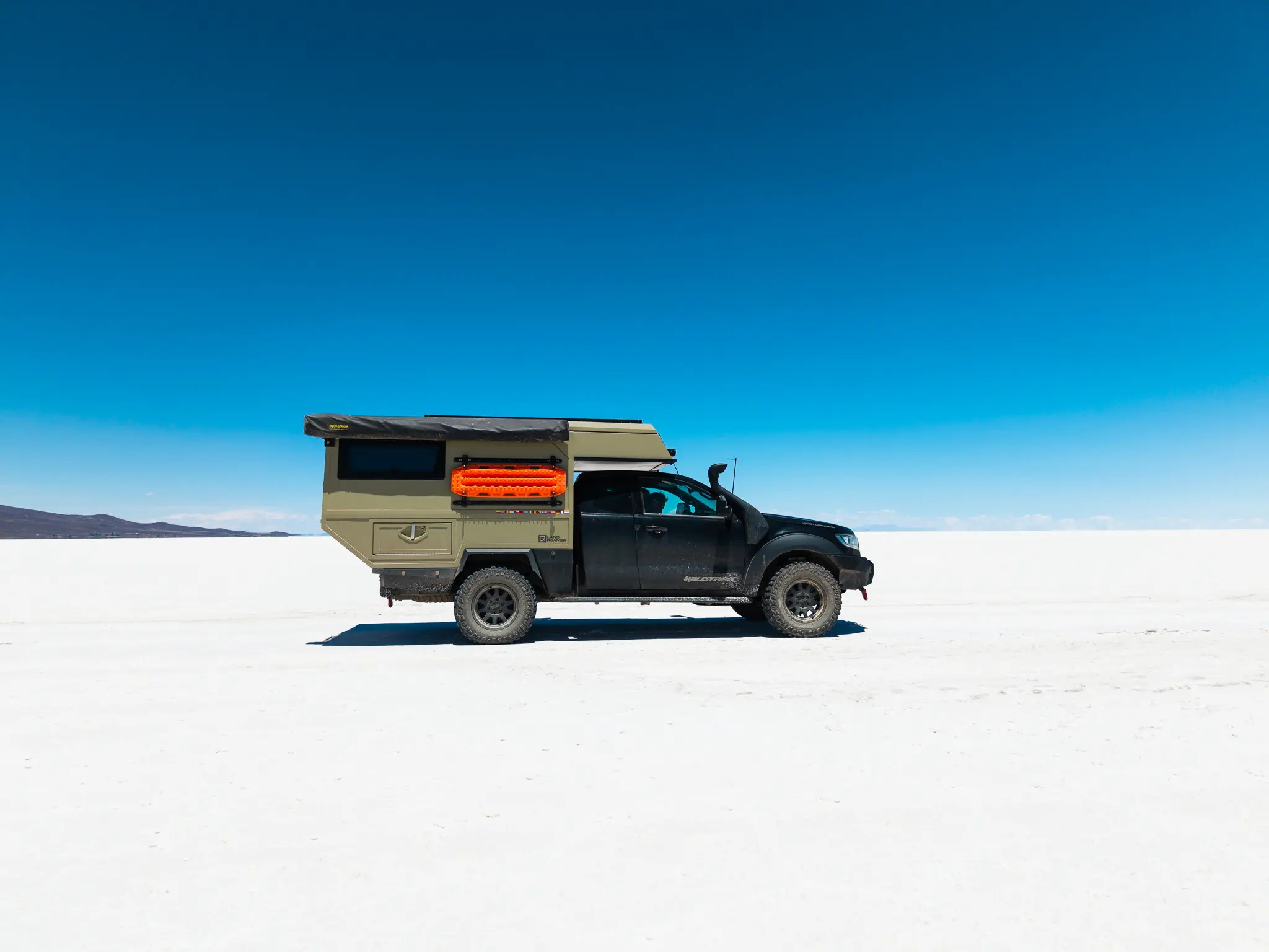 Land Roamer op onverhard terrein tijdens een overlandreis