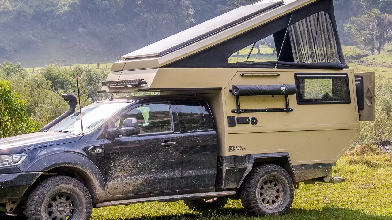 De grote voordelen van een hefdak bij een pickup camper, tijdens het overlanden