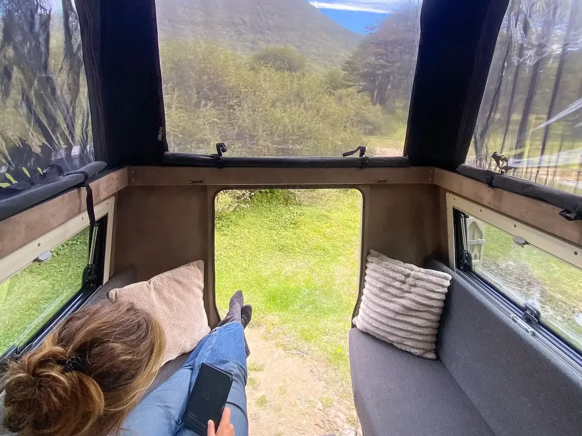 Ruim binnen zitten in pickup camper, tijdens het overlanden