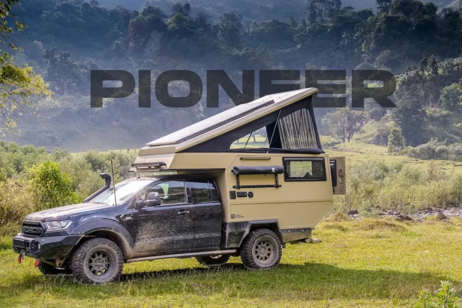 Land Roamer Pioneer expeditiecamper met hefdak, buitenaanzicht in de natuur
