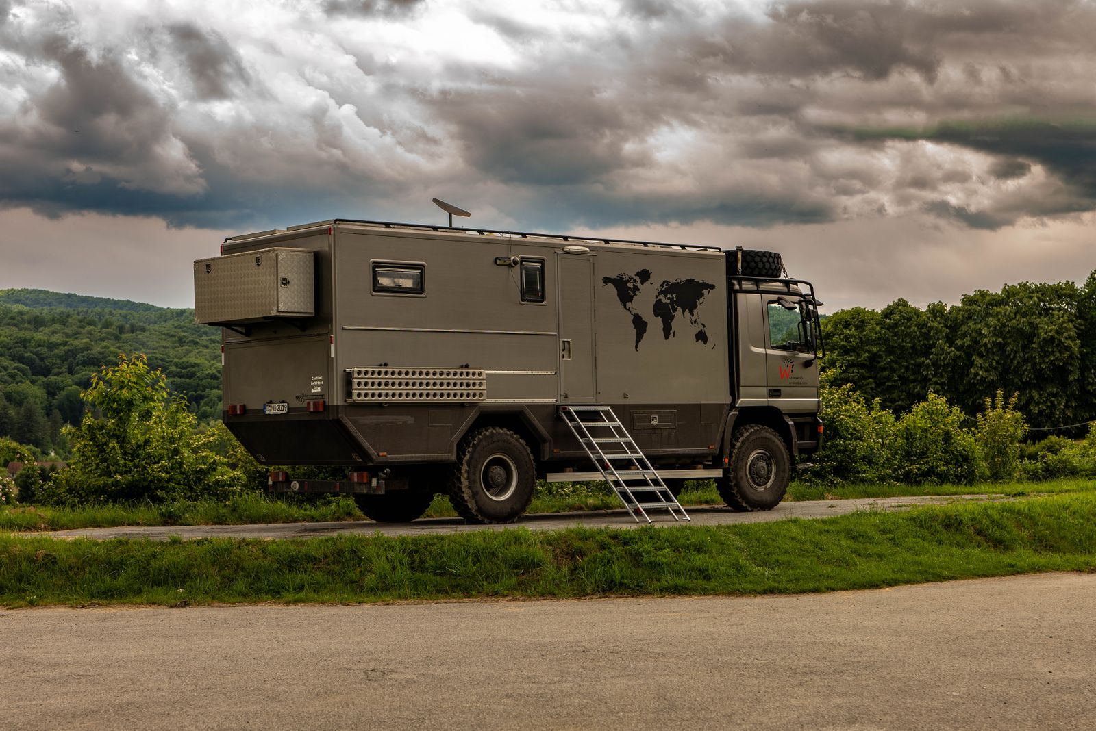 Zwaar expeditievoertuig op truckchassis, gebouwd voor ruig terrein